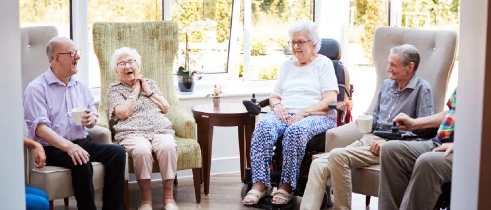 Foto de varias personas mayores en una residencia en referencia a  los  buenos tratos a mayores