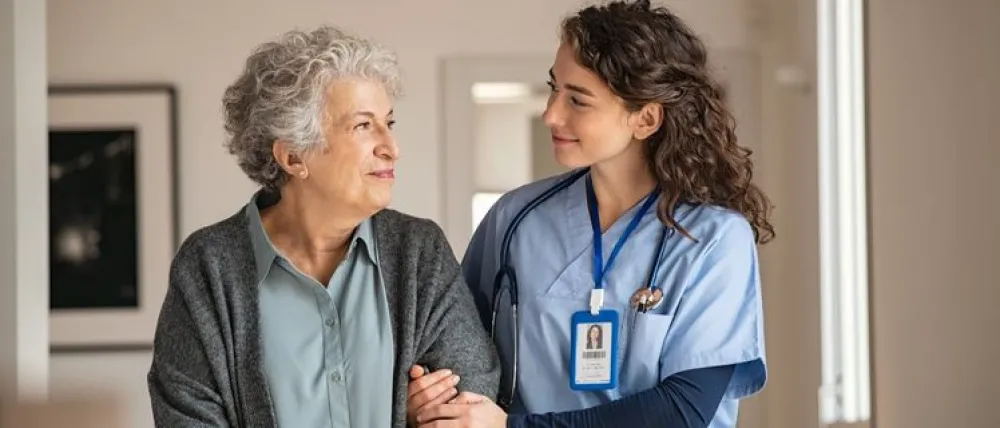 Foto de una señora mayor acompañada con una enfermera