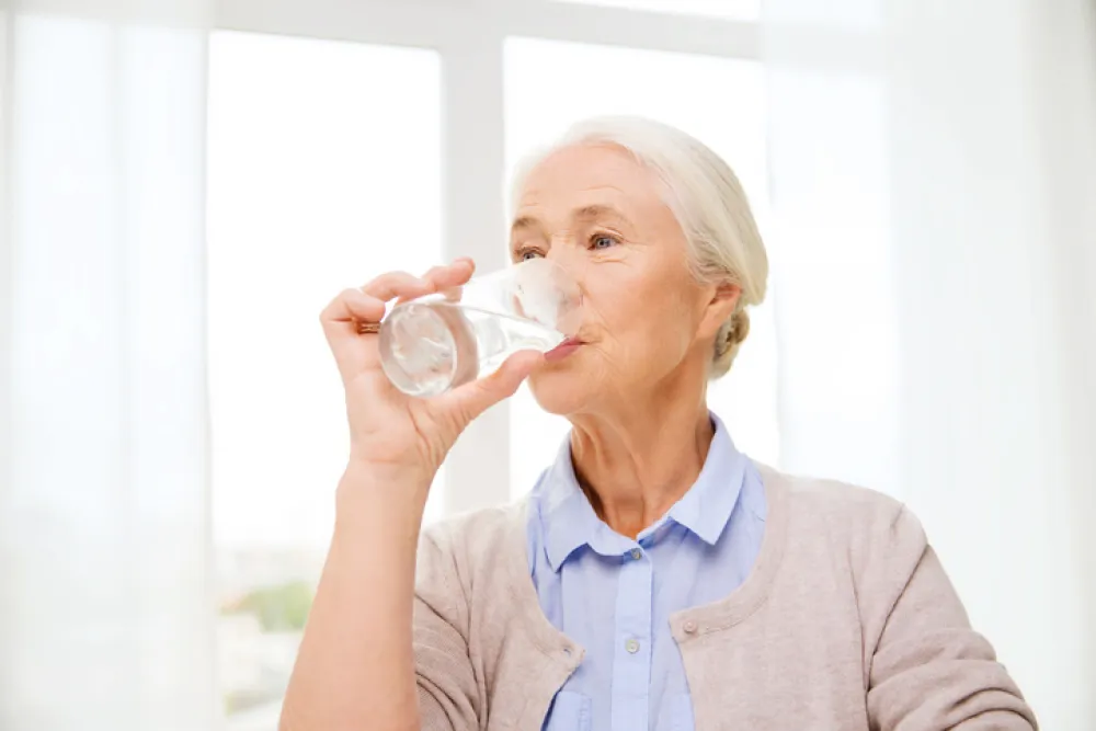 Foto de una señora bebiendo agua