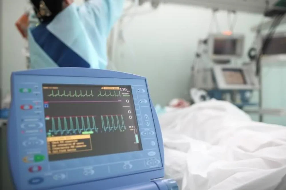 Máquina de electrocardiograma en una habitación de hospital